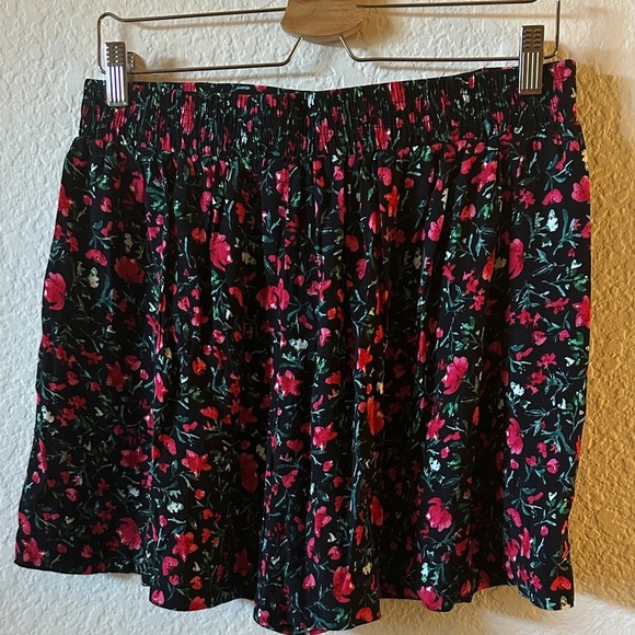 Zara Black and Red Floral Shorts - Picture 3 of 4